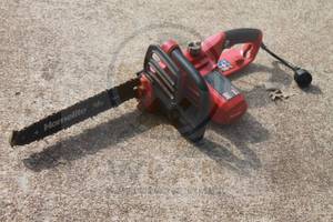 lot 102 image: HOMELITE UT43104 ELECTRIC CHAIN SAW&nbsp