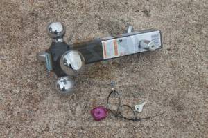 lot 127 image: REESE TOWPOWER FARM &amp RANCH TRI-BALL TRAILER HITCH WITH HOOK&nbsp 7031433 &amp 2-KEYS  TOTAL 10,000 CAP
