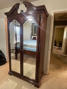 lot 21 image: VINTAGE CHERRY WOOD MIRRORED DOORS ENTERTAINMENT CENTER WITH BOTTOM DRAWER STORAGE , 45 W X 22 X 83 H  BRING HELPSEE VIDEO ATTACHED&nbsp