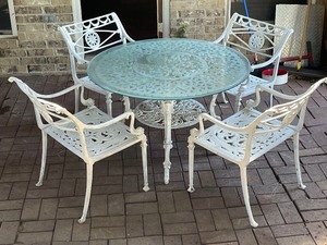 lot 166 image: VINTAGE&nbsp MOLLA SEAHORSE AND SHELL MOTIF ROUND GLASS TOP 42 DIAM &amp WHITE CAST IRON TABLE WITH WHITE 4- CAST IRON CLASSICAL PATIO DINING ARM CHAIRS&nbsp