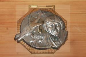 lot 175 image: WW II&nbsp STUKA JU 8&nbsp 1977 BOMBER PILOT OBERST RUDEL GERMAN MEDAL PIN&nbsp MADE BY COMPANY IN GERMANY&nbsp DESCHLER MONCHEN 90&nbsp