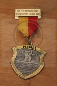 lot 178 image: INT VOLKSWANDERUNG SCHWEINFORT- BERGL 1977 IN&nbsp MEMEL&nbsp GERMAN&nbsp CITY MEDAL PIN&nbsp