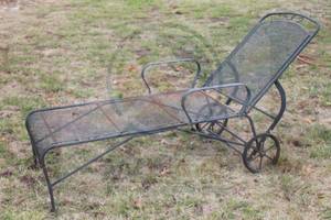 lot 242 image: VINTAGE WROUGHT IRON CHAISE LOUNGE CHAIR&nbsp