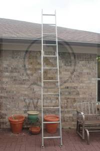 lot 243 image: ALUMINUM 14FT EXTENSION LADDER&nbsp