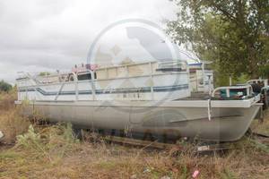 lot 206 image: 1990 ALUMACRAFT PONTOON BOAT&nbsp OUTBOARD MOTOR VIN B-6693FY-921103-9104 NEEDS WORK BRAND NEW SEATS FOR THIS BOAT ARE LISTED LOTS #199-#205