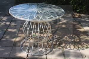 lot 255 image: MID CENTURY MODERN OUTDOOR  INDOOR DINNING&nbsp ROUND TOP GLASS METAL BASE TABLE , 3 FT DIAM X 30H&nbsp