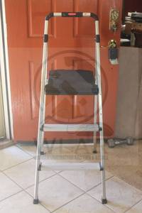 lot 268 image: RUBBERMAID 3-STEP ALUMINUM&nbsp STEP STOOL LADDER ,51H&nbsp
