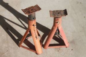 lot 305 image: TOTAL OF 2 ADJUSTABLE&nbsp JACK STANDS&nbsp