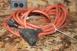 lot 324 image: UNICOR INDOOROUTDOOR EXTENSION CORD&nbsp