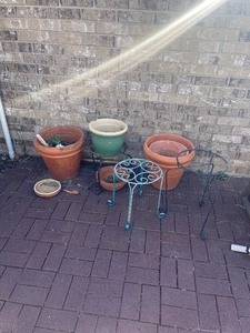 lot 347 image: GENEROUS AMOUNT OF ASSORTED FLOWER POTS &amp FLOWER POT STANDS&nbsp THROUGHOUT PROPERTY , SEE PICS &amp VIDEO&nbsp&nbsp