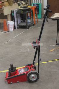 lot 9 image: STRONGWAY 46248 HEAVY DUTY&nbsp 22 TON LIFTING CAPACITY&nbsp AIRHYDRAULIC SERVICE JACK&nbsp