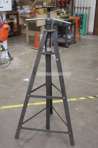 lot 14 image: PITTSBURGH 2-TON CAPACITY SINGLE UNDER HOIST TRIPOD JACK STAND&nbsp
