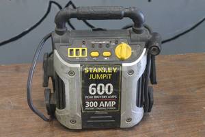 lot 33 image: STANLEY JUMPIT 600 PEAK BATTERY AMPS 300 INSTANT STARTING POWER , MODEL J309  SEE PICS&nbsp