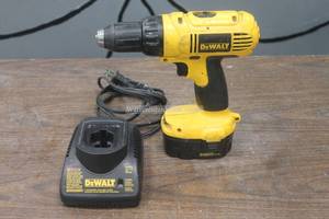 lot 36 image: DEWALT DC728 CORDLESS DRILL DRIVER WITH BATTERY&nbsp PACK&nbsp DW9094 &amp CHARGING STATION DW9118&nbsp