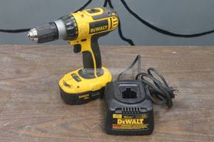 lot 37 image: DEWALT DC725 CORDLESS HAMMER DRILL DRIVER WITH BATTERY&nbsp PACK&nbsp DW9098 &amp CHARGING STATION DW9116