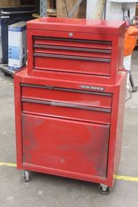 lot 43 image: TASK FORCE 2-PC&nbsp STEEL&nbsp 5-DRAWER TOOL&nbsp CHEST WITH BOTTOM STORAGE&nbsp CABIN&nbsp ON CASTERS , 27W X 14 D X 44H&nbsp