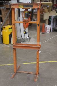 lot 64 image: CENTRAL HYDRAULIC 12-TON SHOP PRESS 33497&nbsp