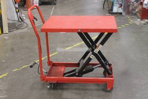 lot 66 image: IRONTON 500LB HYDRAULIC&nbsp TABLE ON WHEELS&nbsp  SEE PICS&nbsp