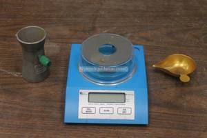 lot 92 image: DILLON D-TERMINATOR ELECTRIC SCALE WITH RCBS SCALE PAN &amp RCBS POWDER TRICKLER&nbsp