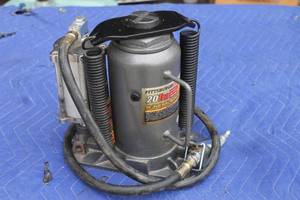 lot 9 image: PITTSBURGH 20 TON AIR HYDRAULIC BOTTLE JACK 95553&nbsp