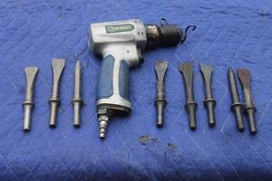 lot 12 image: KOBALT AIR HAMMER LGA620 WITH 8- ASSORTED AIR HAMMER CHISELS&nbsp