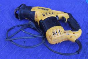 lot 23 image: DEWALT DWE357&nbsp HEAVY DUTY 12-AMP COMPACT&nbsp V,S RECIPROCATING SAW TYPE 2&nbsp