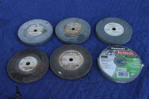 lot 29 image: TOTAL OF 6 ASSORTED BRAND&nbsp 6 GRINDING&nbsp &amp SANDING WHEELS , SEE PICS&nbsp