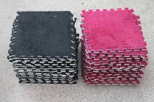 lot 30 image: TOTAL OF 36 PLUSH INTERLOCKING 18 -BLACK  18-BURGUNDY FOAM FLOOR MATS ,&nbsp 12 X 12 &nbsp