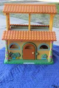 lot 39 image: 2003 MATTELFISHER -PRICE LARGE FOLD OUT POP UP DORA THE EXPLORER TALKING PLAYHOUSE DOLLHOUSE , B9620&nbsp