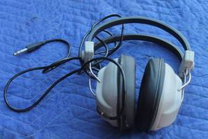 lot 42 image: VINTAGE REALISTIC NOVA 10 STEREO 8 OHMS STEREO HEADPHONES MADE IN JAPAN&nbsp