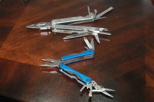 lot 63 image: SHEFFIELD 4 AMERICAN CAMPER&nbsp 6 MULTI -TOOL  SEE PICS&nbsp