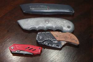 lot 64 image: TOTAL OF 4 ASSORTED BRAND UTILITY&nbsp KNIVES , STANLEY , HUSKY , XACTO , HYPER TOUGH&nbsp