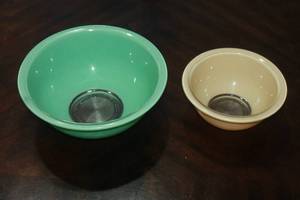lot 68 image: TOTAL OF PYREX MIXING GLASS BOWLS , GREEN 10 DIA, &amp YELLOW 7 DIAM&nbsp