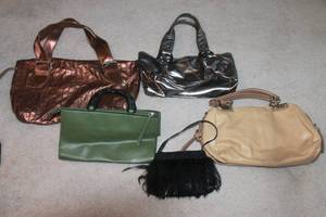 lot 83 image: TOTAL OF 5 ASSORTED BRAND HANDBAG PURSES  SEE PICS&nbsp