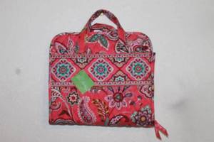 lot 84 image: VERA BRADLEY HANGING TRAVEL ORGANIZER IN THE  CALL ME CORAL  PATTERN