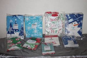 lot 91 image: TOTAL OF 36 ASSORTED DESIGN HALLMARK MEDSMALL GIFT BAGS  SEE PICS