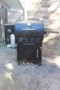 lot 111 image: PIT BOSS&nbsp DELUXE WOOD&nbsp PELLET GRILL AND SMOKER&nbsp &nbspON WHEELS  SEE PICS&nbsp