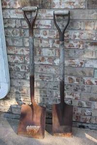 lot 114 image: VINTAGE D - HANDLE WOOD SHOVEL SPADES  SEE PICS&nbsp