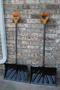 lot 115 image: TOTAL OF 2 TRUE TEMPER SNOW SHOVELS , 1627200&nbsp