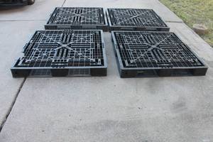 lot 131 image: TOTAL&nbsp OF 4 PLASTIC PALLLETS  USED FOR STORING AND SHIPPING PRODUCTS&nbsp
