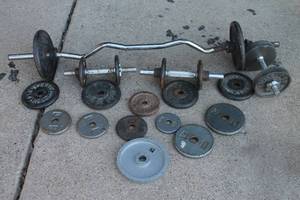 lot 134 image: HOME GYM WEIGHT SET , CURVED BARBELL , CAST IRON DUMBBELLS , VARIOUS WEIGHT AND SIZE&nbsp CAST IRON&nbsp WEIGHT PLATES  SEE PICS&nbsp