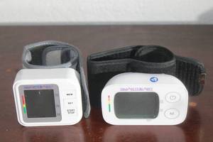 lot 136 image: TOTAL OF 2 SMART HEART AUTOMATIC DIGITAL BLOOD PRESSURE MONITORS , 01-556 &amp 01-541&nbsp