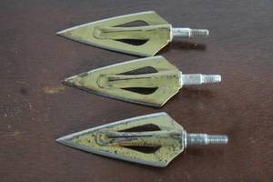 lot 188 image: TOTAL OF 3 VINTAGE BEAR ARCHERY RAZOR HEAD BROAD HEADS&nbsp