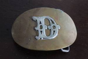 lot 189 image: SOLID BRASS OVAL BELT BUCKLE WITH A SILVER D INITIAL&nbsp
