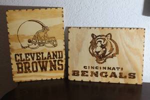 lot 198 image: TOTAL OF 2&nbsp WOODEN&nbsp NFL&nbsp TEAMS LOGO WALL PLAQUES , 12 X 9