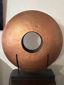 lot 76 image: VERY LARGE GLOBAL VIEWS HAMMERED COPPER DISC VASE WITH BASE HOLDER HOME DECOR 39 H X 37 W&nbsp