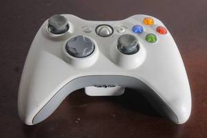 lot 135 image: MICROSOFT XBOX 360 WHITE WIRELESS CONTROLLER&nbsp