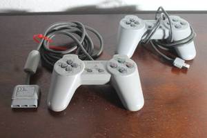 lot 185 image: TOTAL OF 2 SONY PLAYSTATION 1&nbsp CLASSIC WIRED&nbsp CONTROLLERS&nbsp