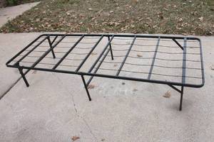 lot 7 image: HEAVY DUTY BLACK METAL STEEL TWIN FRAME FOLDABLE PLATFORM BED&nbsp
