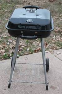 lot 17 image: EXPERT GRILL&nbsp 17.5 SQUARE STEEL CHARCOAL GRILL WITH WHEELS&nbsp